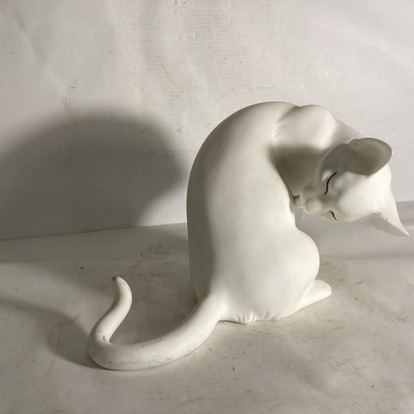 Fine bone china cat figurine. - Picture 2 of 8